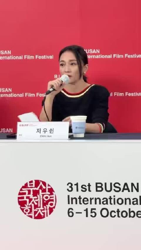 周迅谈及父亲离世哭戏，当场动情落泪