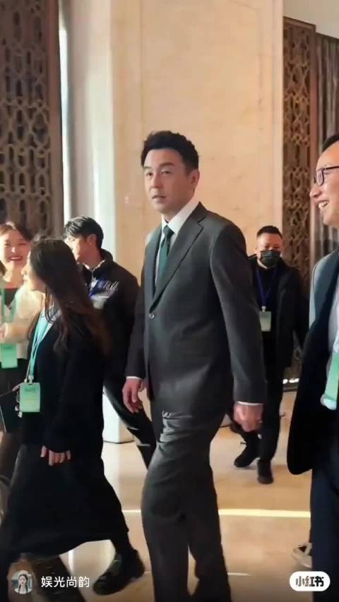 雷佳音虽然头大,但也有帅的时候 西装穿着真的很板正啊