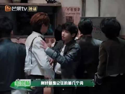 随性相拥氛围感拉满，熟人互动真的太自然