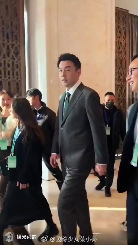 被雷佳音的反差惊艳到，生活里自在随性，西装一穿板正有型，帅得很有味道