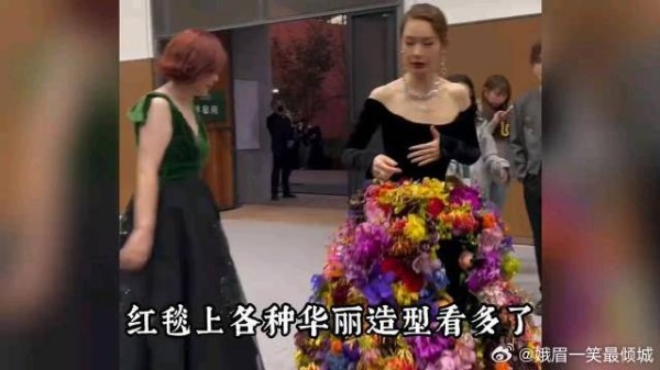 戚薇走红毯被质疑耍大牌？为了记忆点穿32斤裙子，却无法自行走路！