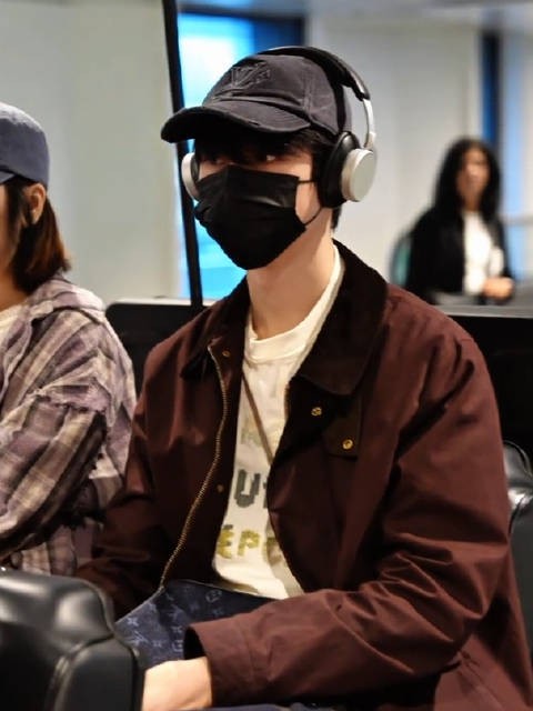 龚俊深夜出发，大早上到新加坡观看F1比赛
