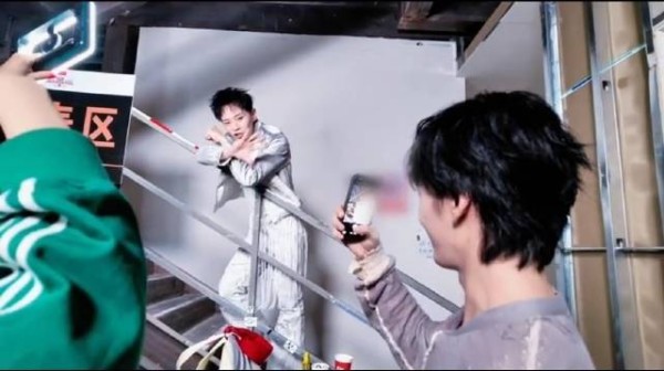 谁能拒绝后台这个像小孩一样的曹骏！