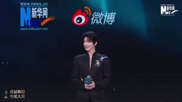 郝熠然主持颁奖尽显不俗谈吐