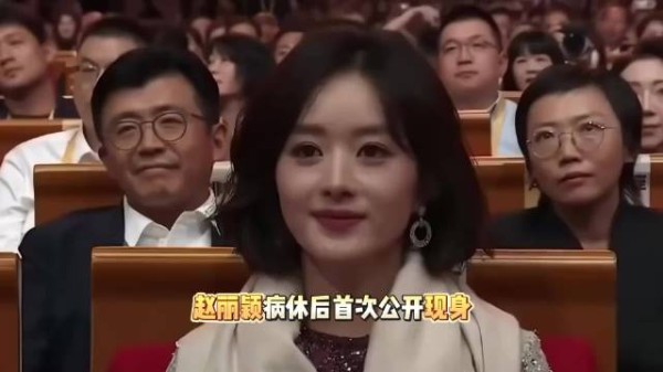 赵丽颖病后罕露面，身形明显消瘦，头戴小红帽衣服平价接地气