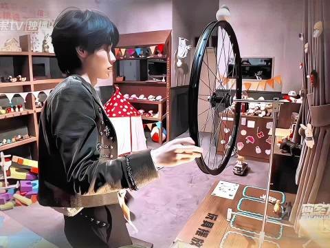 张真源你的反应能力强的可怕 接球这几下来回看了好多次 手眼太协调了…