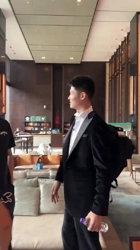 杜锋和胡金秋这对国家队师徒,在胡金秋婚礼上的互动太有意思了…