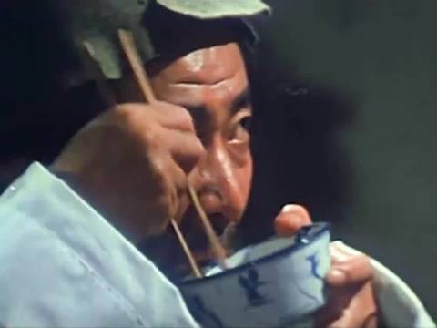抠门老头每次吃饭，都在头顶挂一根老咸菜，只看不吃