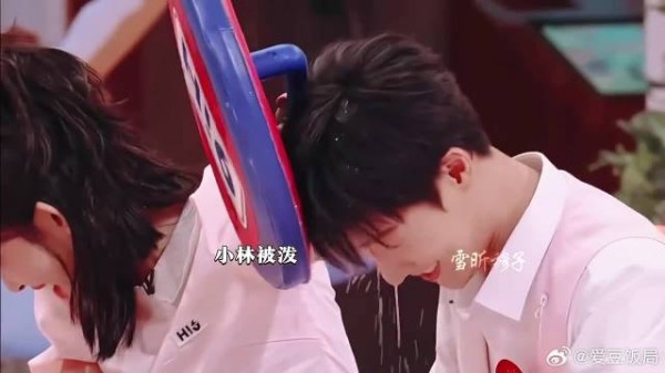 谁懂啊！他宠她又逗她，妥妥的小情侣相处模式！