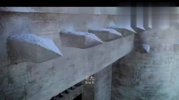 很细节啊，老八摸了一下枪管，被烫的缩了下手