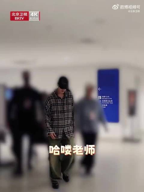 檀健次彩排被镜头捕捉，挥手打招呼说哈喽