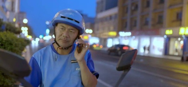“外卖诗人”王计兵回应鲁奖争议：网上的评论两极分化，妻子看了批评每天流泪