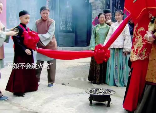 这么小就知道护媳妇了，没想到宋佳还演过这么猎奇的剧