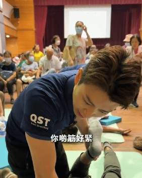 TVB男星焦浩轩半跪帮老人家拉筋，自曝已是持牌健身教练，无缘新剧曾担心失业