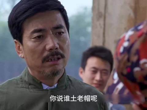 小伙嫌弃大叔台球技术菜，各种瞧不起，谁料大叔才是隐藏大佬