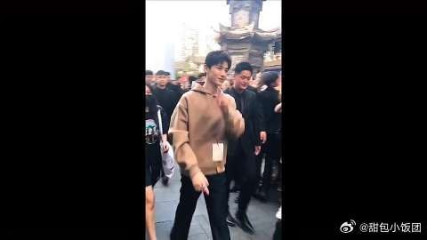 白敬亭来了，这挥手的样子好可爱