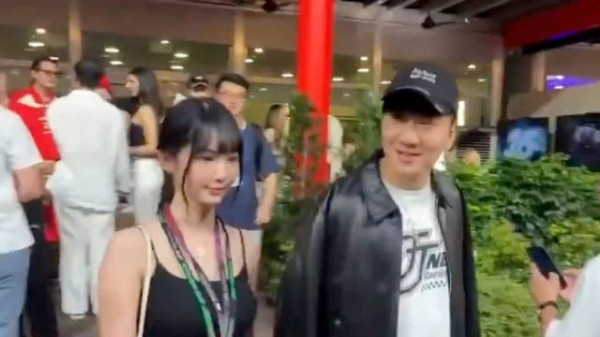 林俊杰与女友七七牵手秀恩爱，相差21岁毫无违和感，男帅女靓