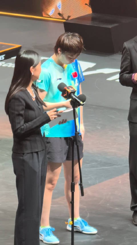 萌萌的笑 萌萌的最后跟翻译小姐姐握手 萌萌的宝宝鱼一枚