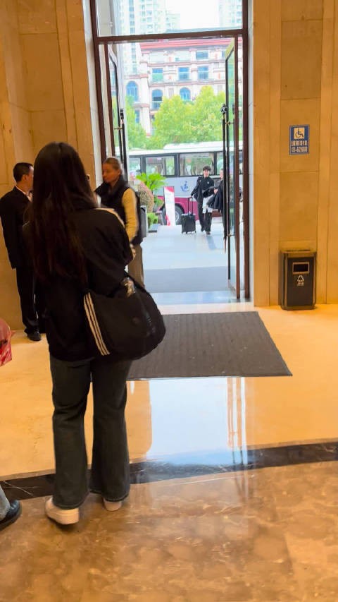 手机里为什么只有被围堵的视频