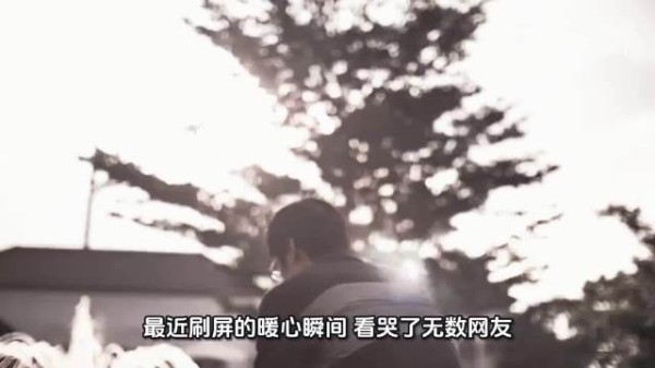 看到女儿送车爸爸第一反应这段直接泪目了，老爷子嘴上说浪费钱手都在抖啊