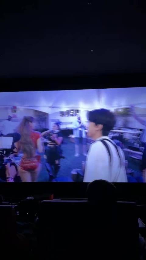 jennie和朴彩英出现在Lisa电影里，亲亲抱抱关系不用质疑