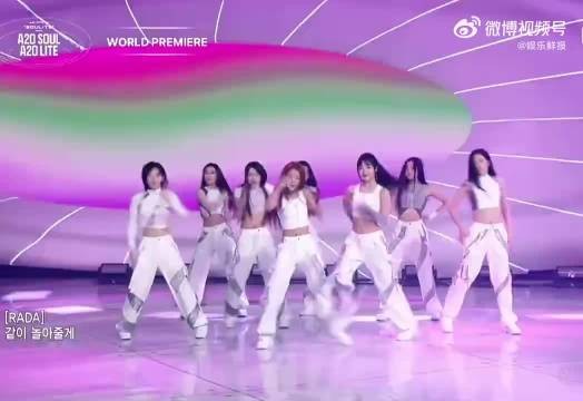 站在台上自信从容，感染力超强，这么小就有如此天赋，未来大有可为