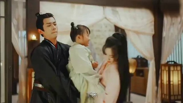 “谁家将军表面不动声色,背地里为了讨媳妇欢心和小孩争糖葫芦啊…”