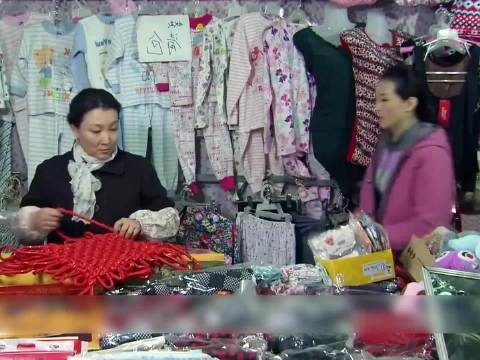 女人卖中国结被人当街暴打，弟弟替她出气