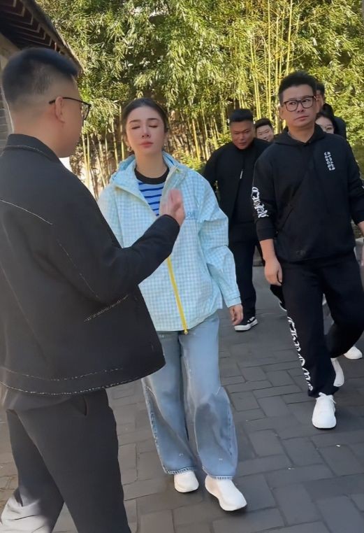 黄奕大孤山出行被骂翻白眼,回看王楚然三年网暴,别再被带节奏了
