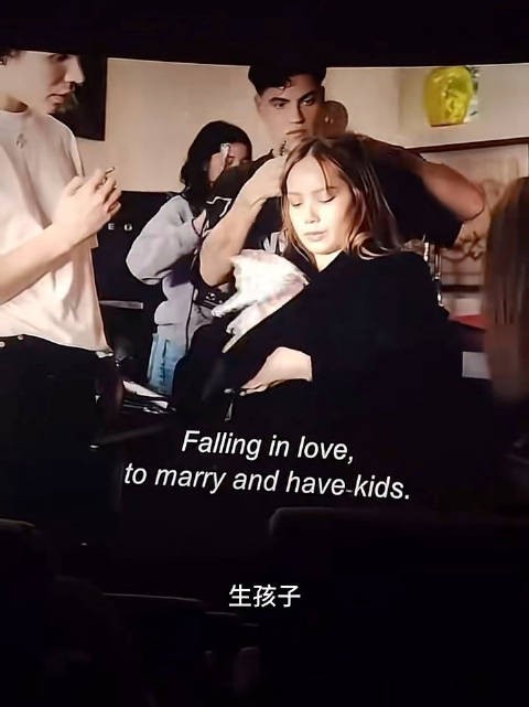 Lisa啥意思?又是谈曾隐藏恋爱 又谈生儿育女…不会是在给粉丝打预防针吧