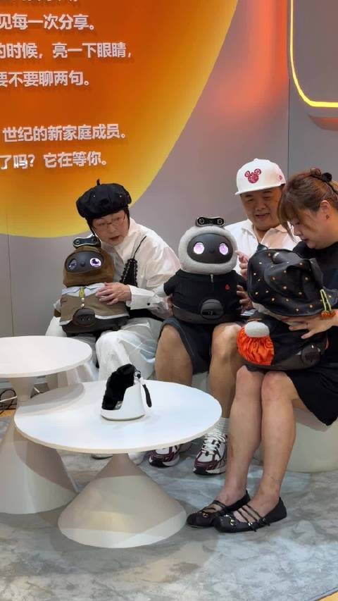 有人三人同框，港片情怀拉满！真的不考虑再合作一部电影什么的吗