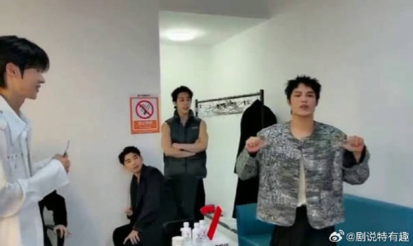 舞者排练厅打磨表演，为总决赛积蓄力量