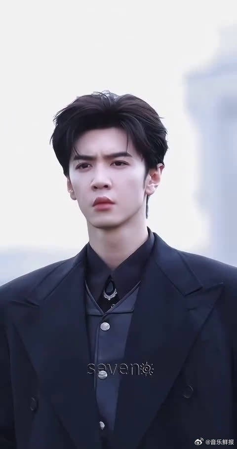 收官这波太有心了，特意把和陈哲远的合照摆在最中间