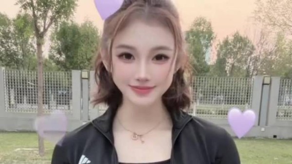 吴艳妮粉色短裙造型出圈，大长腿又细又直又美又飒