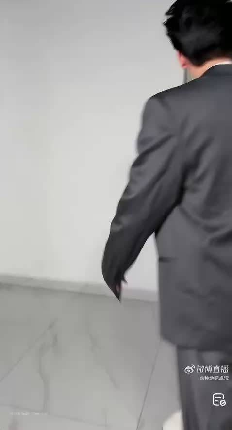 卓沅吴泽林都参加过青春有你，风暴后台重逢