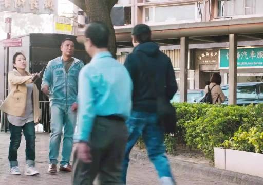 香港大埔周生生遭抢夺，男子假装顾客夺金链狂奔