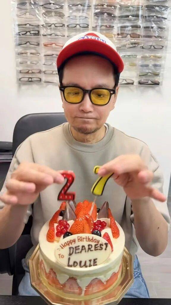 香港资深男星贾思乐72岁庆生玩心不减，亲解状态好原因，眼镜墙意外抢镜