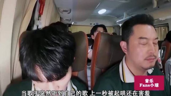 街边突然响起“自己的歌”，周深临时被起哄清唱，一开嗓全场沸腾