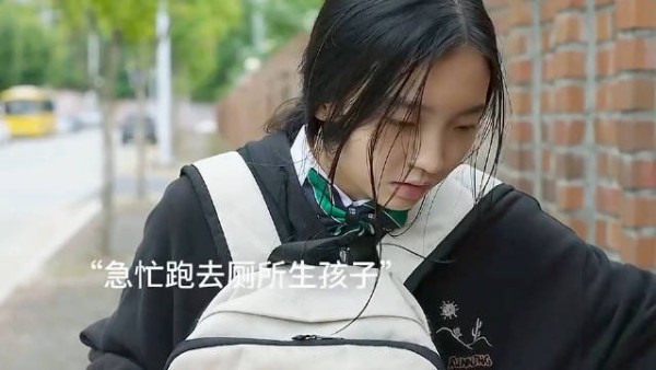 女大学生在路上突然羊水破了，去厕所生孩子