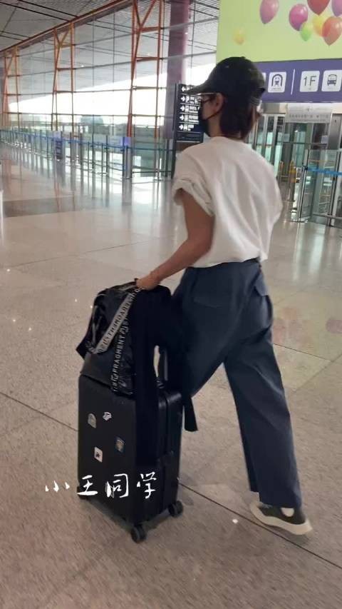 马伊琍低调现身机场被认出，面对路人拍摄，摇头否认自己是马伊琍！