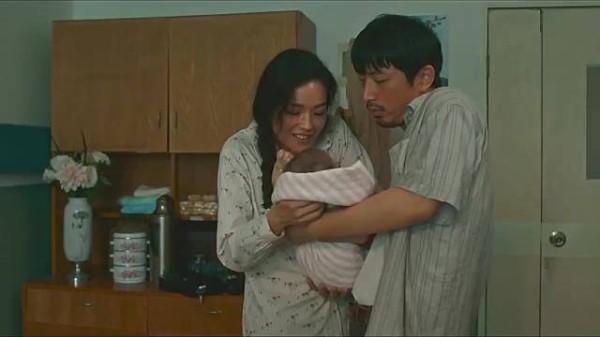 她抱错的不是孩子,是半生的真相