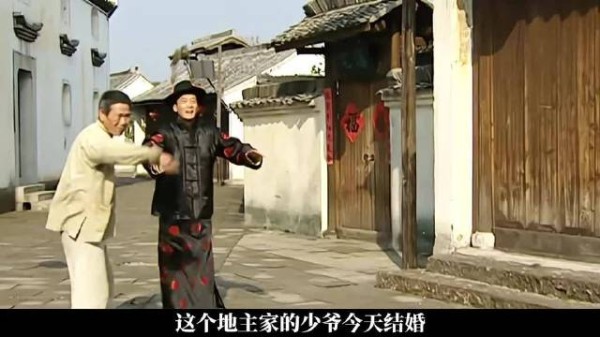 福贵为爱敢于抢亲，勇气与深情跃然纸上，尽显为爱勇敢、奔赴的壮烈篇章