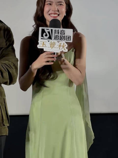 这是干嘛呢，每次只要女生同框就开始对比，各有各的美，各有各的优点