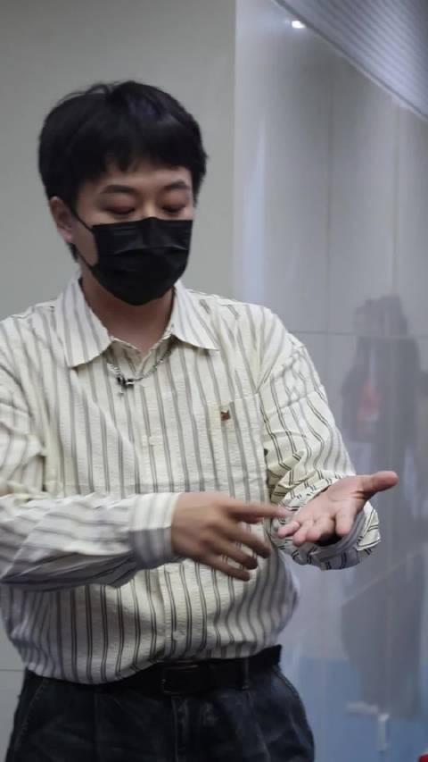 郑州下班时间到，老师拖堂引网友喊饿