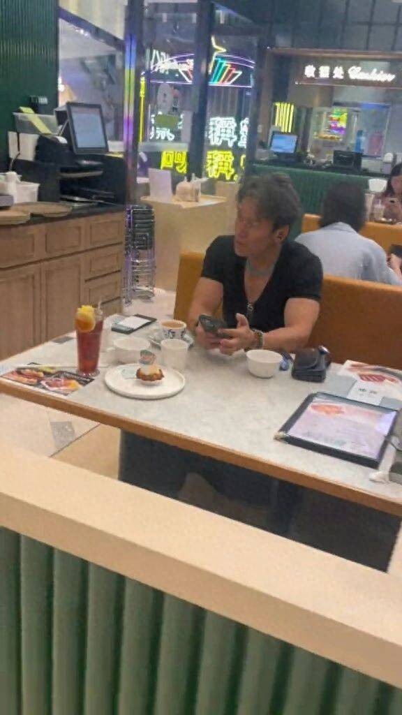 香港知名男星餐厅被偶遇，黑脸一秒钟即变脸微笑，穿着被指姨化