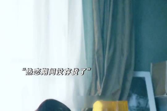 “没有物质的爱情只是一盘沙,不用风吹,走两步就散了”