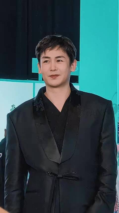 尼坤台上给粉丝饭撒害羞，自侃三旬老人