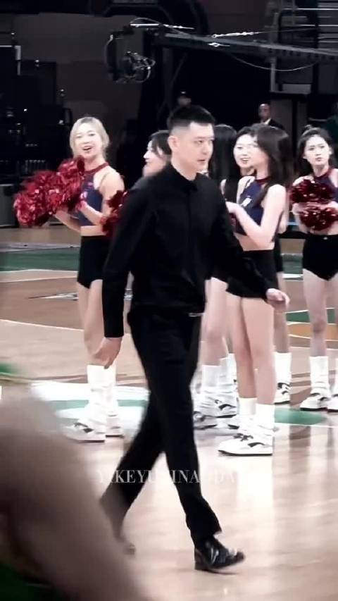 杨鸣黑衬衫出镜腿长一米八气场拉满