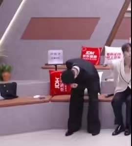 艾热卷毛造型亮相，卷曲发丝软糯可爱
