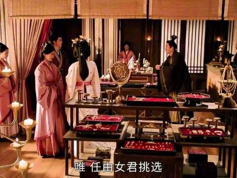 魏娆为陆濯祈福满身金饰，陆濯亲自挑金簪